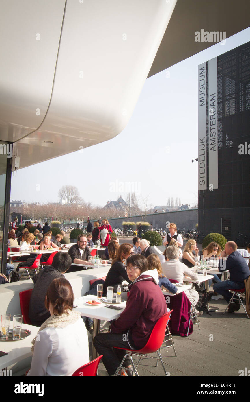 Les gens assis à la terrasse d'un café au Stedelijk Museum d'Amsterdam, Pays-Bas Banque D'Images