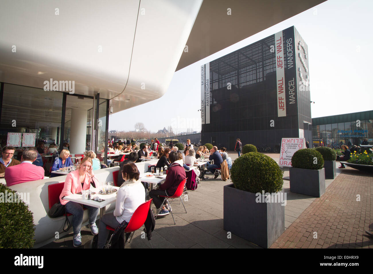 Les gens assis à la terrasse d'un café au Stedelijk Museum d'Amsterdam, Pays-Bas Banque D'Images