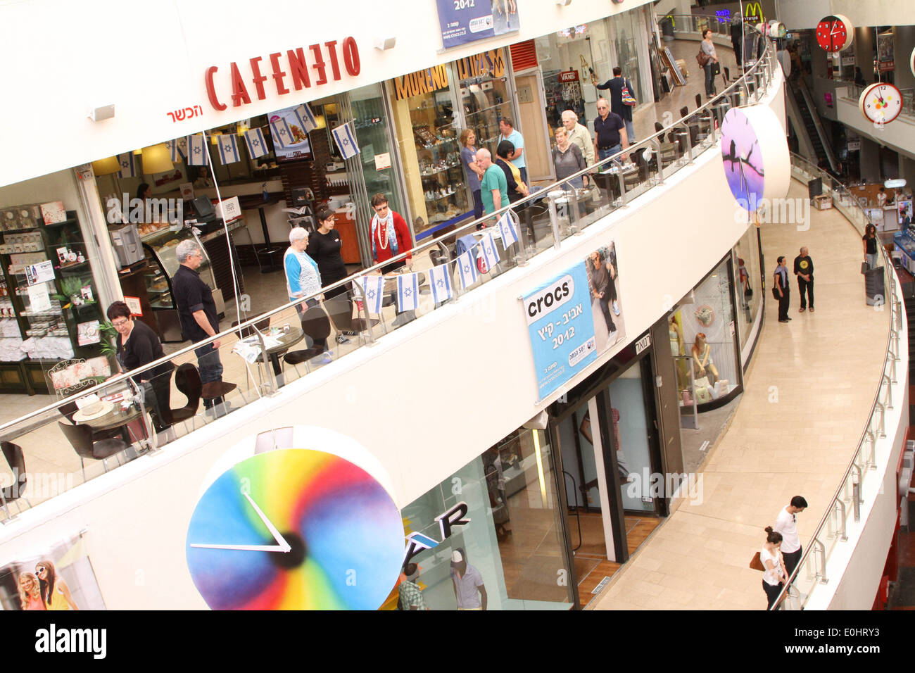 Les Israéliens s'arrête dans un centre commercial à Tel Aviv à l'occasion du Jour du souvenir Banque D'Images