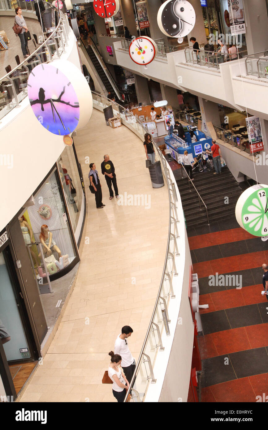 Les Israéliens s'arrête dans un centre commercial à Tel Aviv, le Jour du Souvenir Banque D'Images