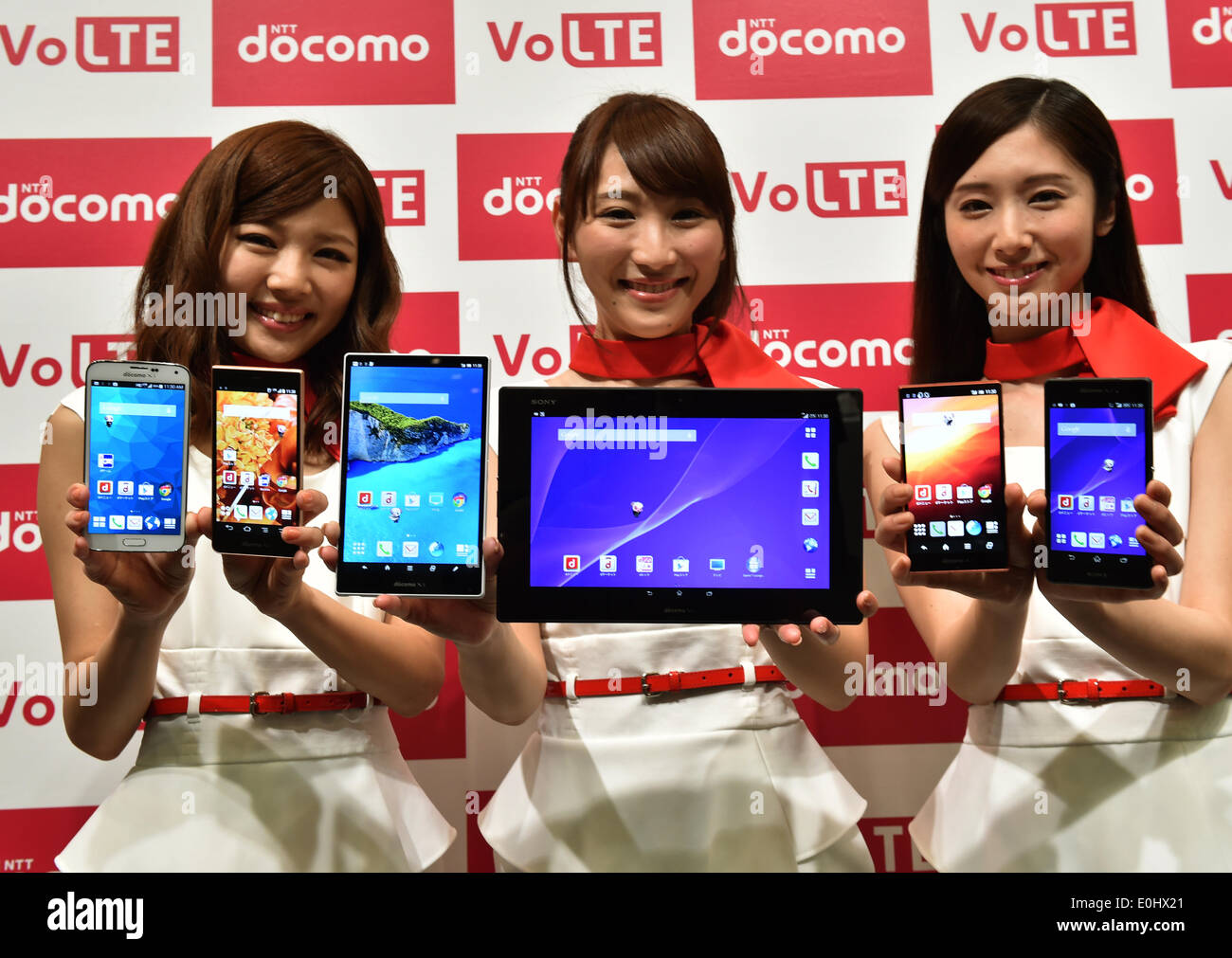 Tokyo, Japon. 14 mai, 2014. Les modèles montrent NTT Docomo's collection Eté 2014 appareils mobiles au cours d'un lancement à Tokyo le Mercredi, Mai 14, 2014. Les appareils sont, de lett : Corée du Sud de la galaxie et à ARROS NX du Japon, Fujitsu, Sharp AQUOS PAD ; Xperia tablet Z2 de Sony ; AQUOS ZETA, un smartphone Android de Sharp et Sony Xperia Z2 smartphone. Credit : Natsuki Sakai/AFLO/Alamy Live News Banque D'Images