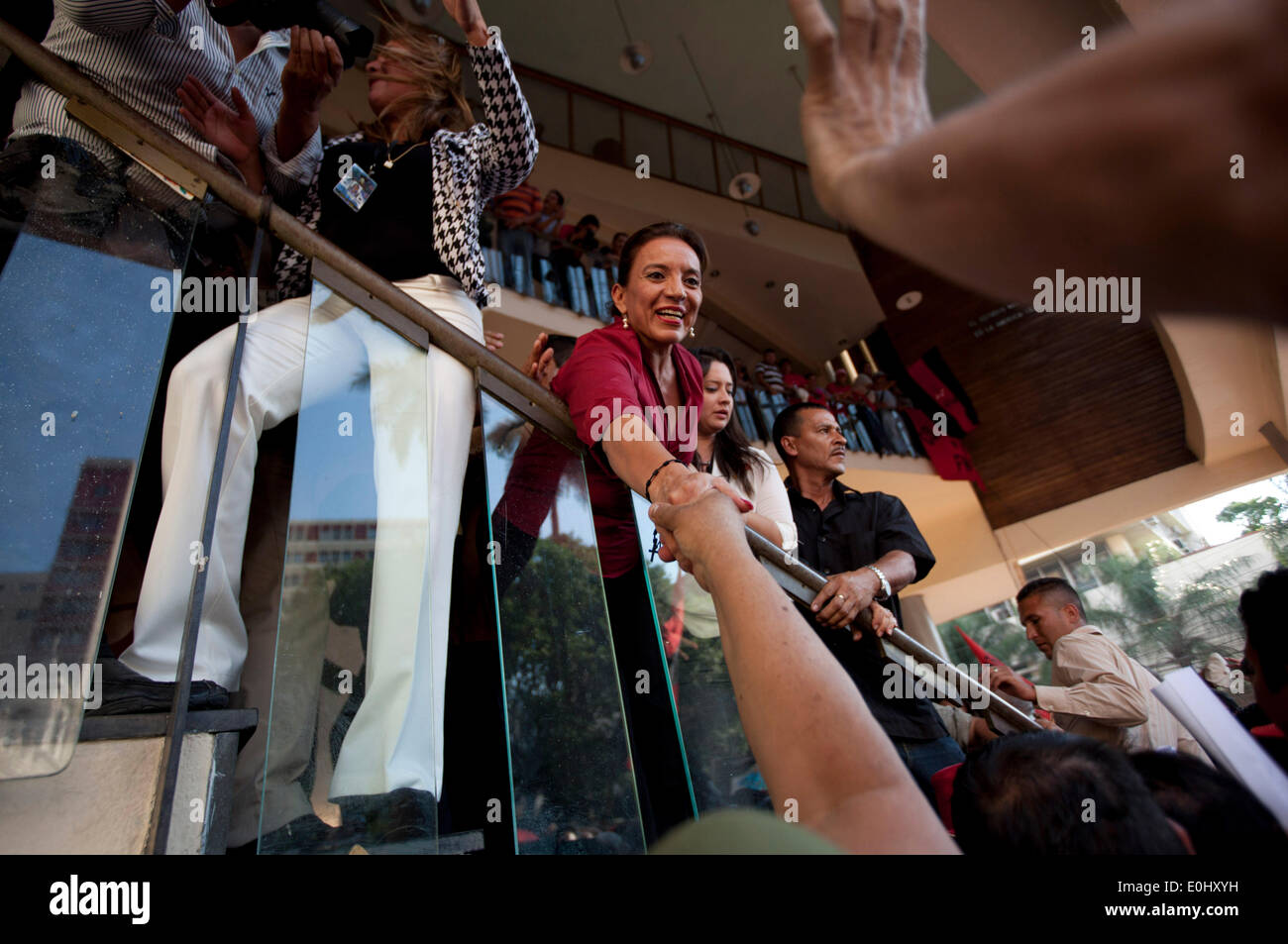 Tegucigalpa, Honduras. 13 mai, 2014. L'ancien candidat à la présidence de la liberté et, de la Refondation (Libre, pour son sigle en espagnol), Xiomara Castro (C), salue des disciples devant le Congrès national à Tegucigalpa, Honduras, le 13 mai 2014. Partisans et des députés du Libre, la deuxième force politique au Honduras, a éclaté dans le Congrès national le mardi, après des affrontements avec des éléments de la police qui gardait le Palais législatif. Credit : Rafael Ochoa/Xinhua/Alamy Live News Banque D'Images