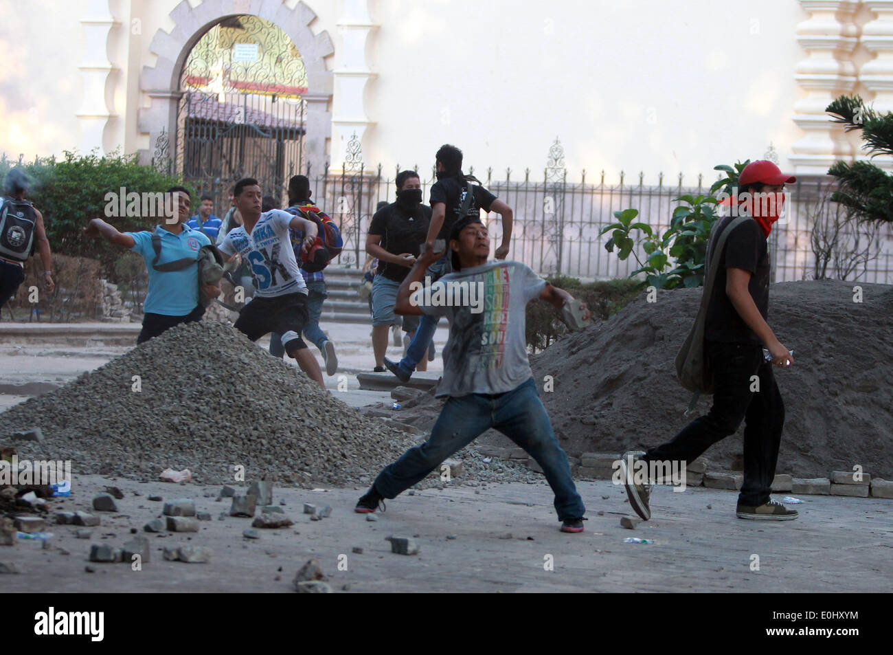 Tegucigalpa, Honduras. 13 mai, 2014. Les partisans de l'ancien président du Honduras Manuel Zelaya se heurtent à la police devant le Congrès national à Tegucigalpa, Honduras, le 13 mai 2014. Partisans et des députés du Parti de la refondation et de la Liberté (Libre, pour son sigle en espagnol), la seconde force politique au Honduras, a éclaté dans le Congrès national le mardi, après des affrontements avec des éléments de la police qui gardait le Palais législatif. Credit : Rafael Ochoa/Xinhua/Alamy Live News Banque D'Images