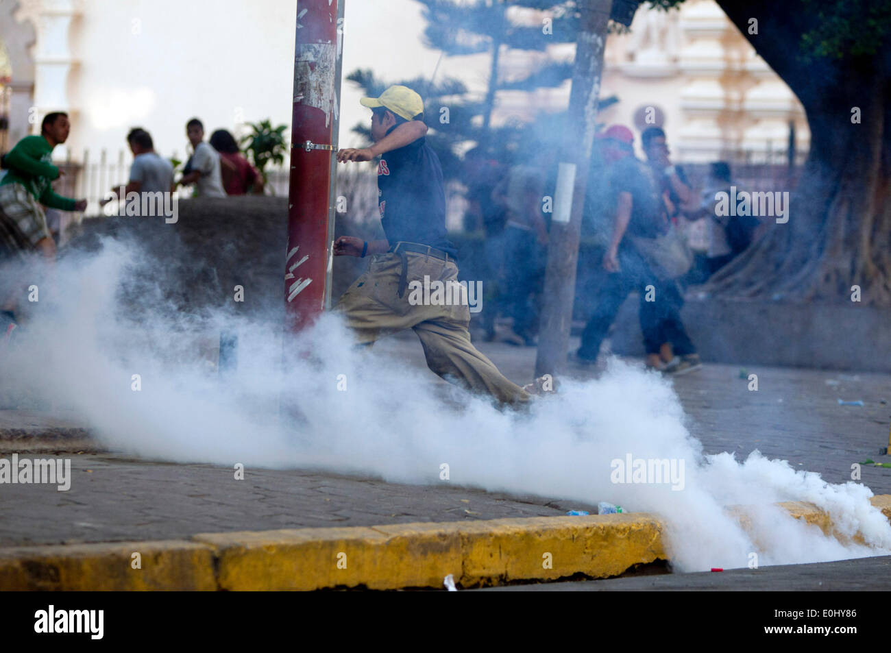 Tegucigalpa, Honduras. 13 mai, 2014. Les partisans de l'ancien président du Honduras Manuel Zelaya participer à un affrontement avec des éléments de la police devant le Congrès national, à Tegucigalpa, Honduras, le 13 mai 2014. Partisans et des députés du Parti de la refondation et de la Liberté (Libre, pour son sigle en espagnol), la seconde force politique au Honduras, a éclaté dans le Congrès national le mardi, après des affrontements avec des éléments de la police qui gardait le Palais législatif. Credit : Rafael Ochoa/Xinhua/Alamy Live News Banque D'Images