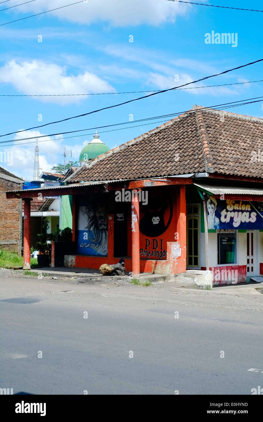 Une maison à Java en Indonésie avec grande peinture murale représentant le taureau noir sur fond rouge de l'emblème de PDI-p parti politique Banque D'Images