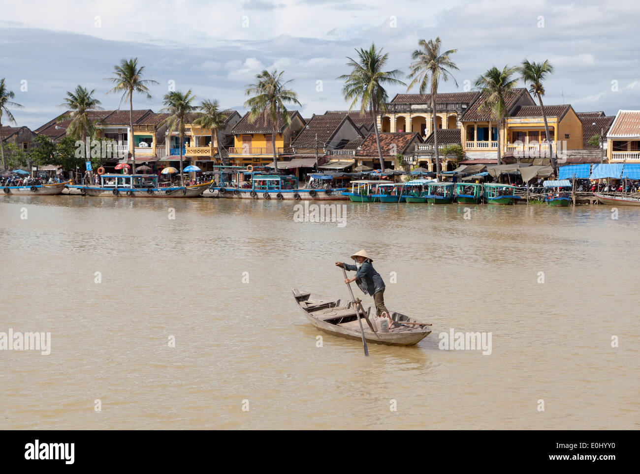 Vieille ville vu de l'autre côté de la rivière Thu Bon à Hoi An au Vietnam Banque D'Images