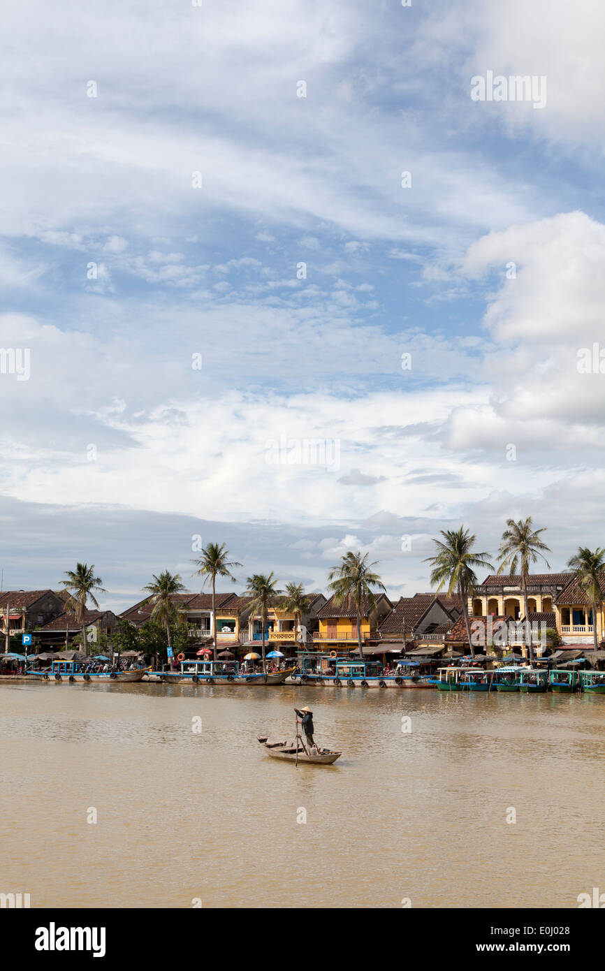 Vieille ville vu de l'autre côté de la rivière Thu Bon à Hoi An au Vietnam Banque D'Images
