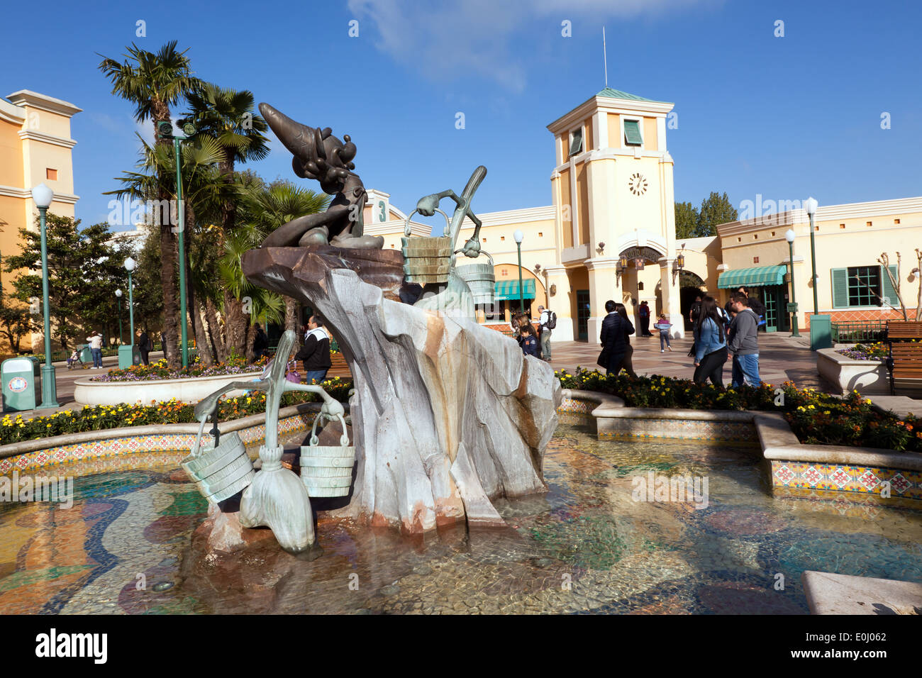 Une statue de Mickey Mouse et de la magie de balais, de 'l'Apprenti sorcier" de Disney's Fantasia de Walt Disney Studios. Banque D'Images