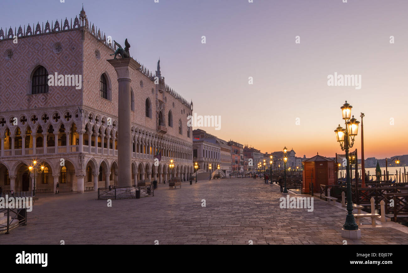 Venise, Italie - 12 mars 2014 : Palais des Doges et le bord de l'eau et dans le crépuscule du matin. Banque D'Images