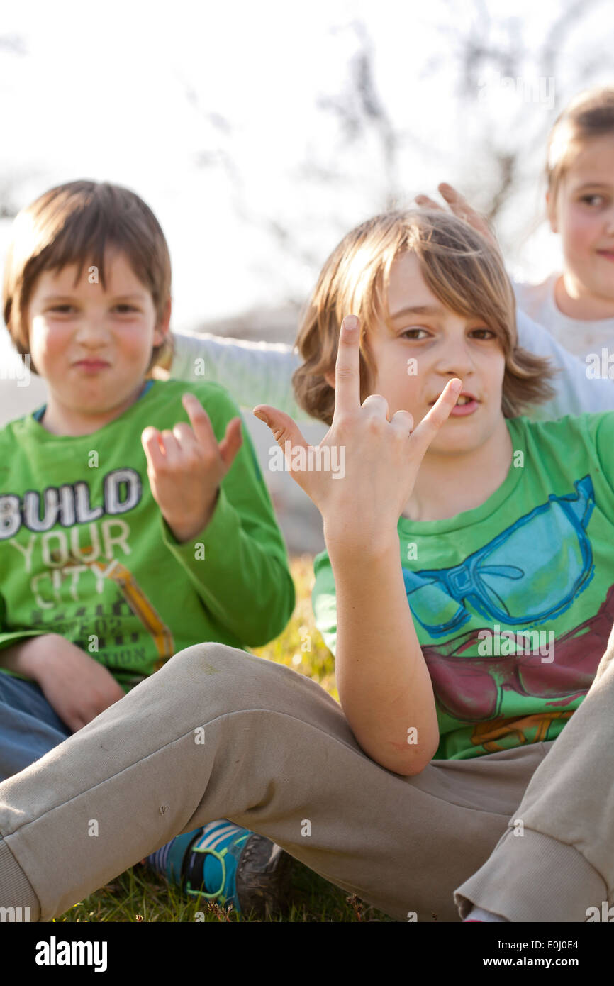 Les enfants jouent à l'extérieur. Banque D'Images