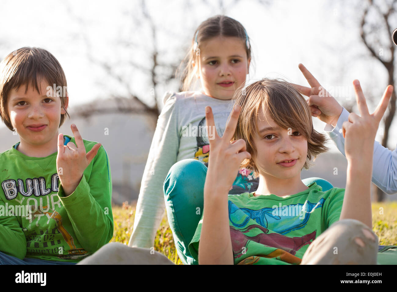 Les enfants jouent à l'extérieur. Banque D'Images