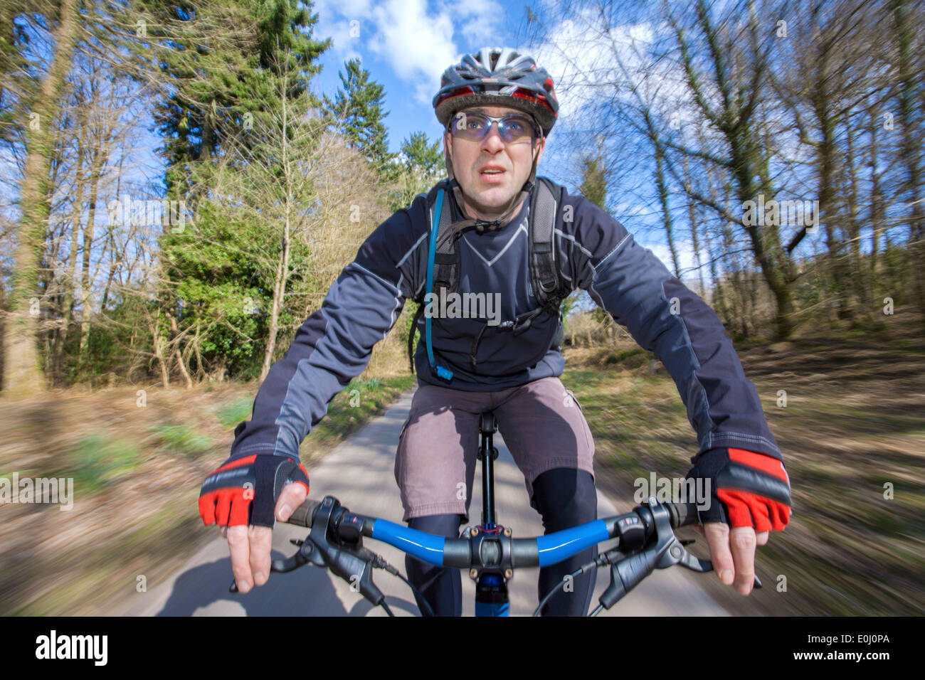 Homme vélo de montagne. Banque D'Images