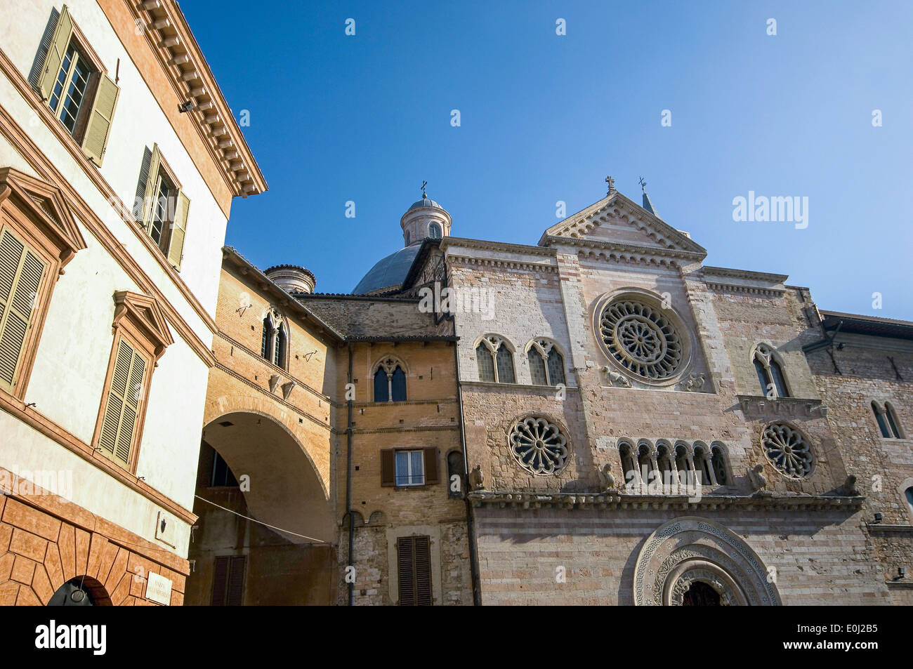 Vue sur la cathédrale et le Palazzo Trinci à Foligno, Italie Banque D'Images