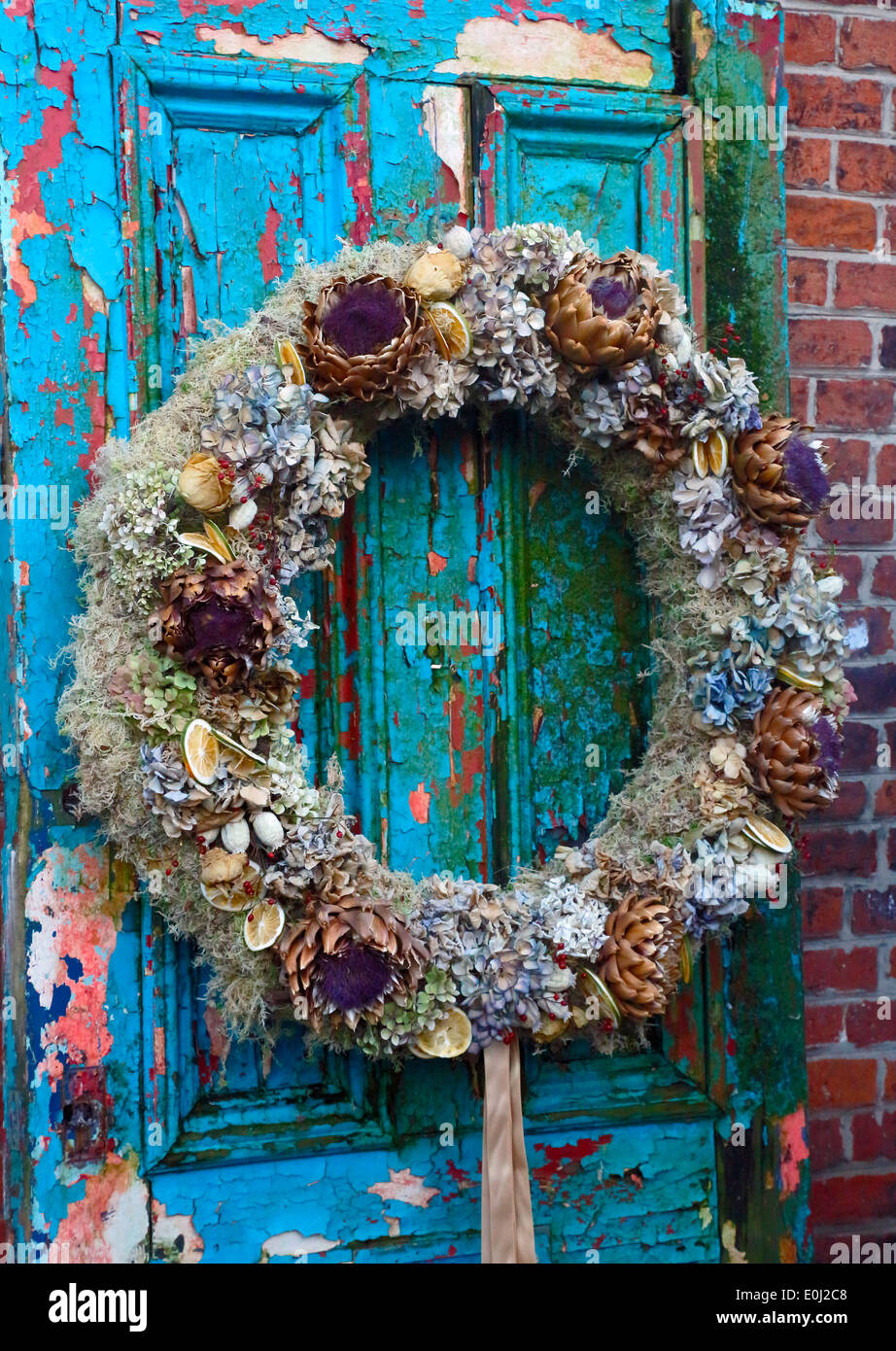 Couronne sur une porte rustique. Banque D'Images