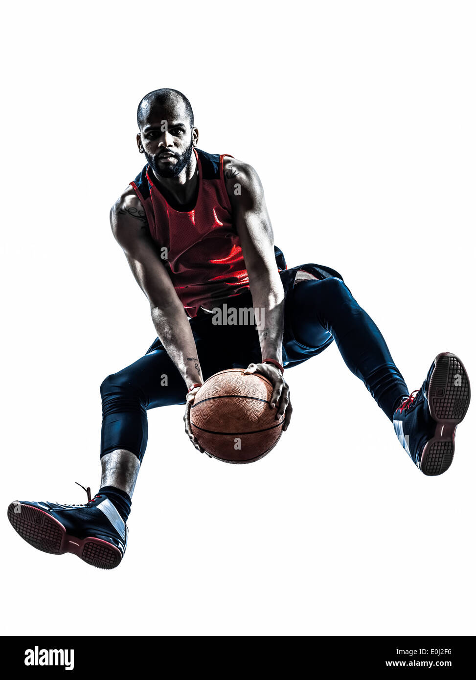 Un homme d'Afrique de basket-ball jumping en silhouette isolé sur fond blanc Banque D'Images