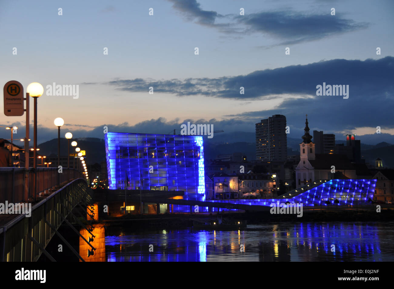 Le Centre Ars Electronica à Linz, de nuit. Banque D'Images