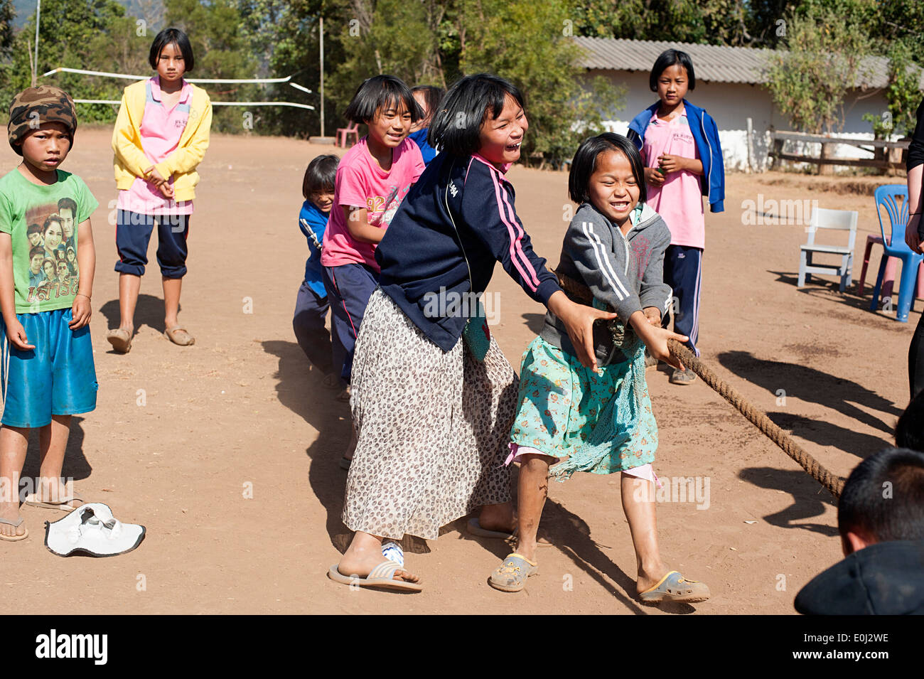 Les enfants de l'école montrent leur force dans un jeu de souque à la corde de Huay Pakoot, Nord de la Thaïlande. Banque D'Images