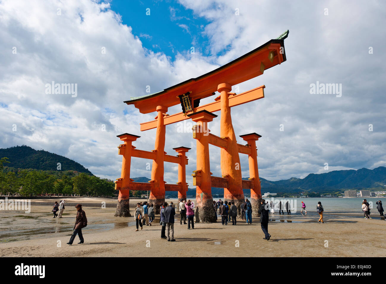 De Torii, le sanctuaire d'Itsukushima, île de Miyajima, Site du patrimoine mondial de l'UNESCO, dans la préfecture d'Hiroshima, Japon. Banque D'Images