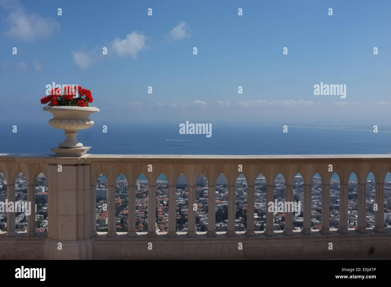 Le Temple Bahai et ses jardins, conçus par l'architecte canadien William Sutherland Maxwell, et achevée en 1953, ornent le Mont Carmel pente surplombant la ville, le port et la Méditerranée. Le dôme doré de culte abrite la demeure de Bab, un Persan, martyrisés en 1850, qui a annoncé qu'il avait été envoyé par Dieu pour préparer l'humanité pour une nouvelle ère et l'imminence de l'apparition de l'Bahaullah, un messager de Dieu encore plus grand que lui-même. Banque D'Images