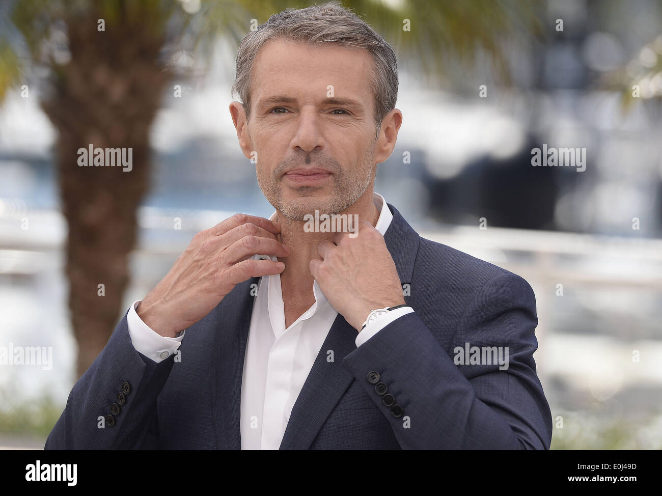 Cannes, France. 14 mai, 2014. L'acteur français Lambert Wilson, qui sera l'hôte de la cérémonie d'ouverture et de clôture de la 67e Festival de Cannes pose pour des photos à Cannes, France, le 14 mai 2014. Le 67e Festival de Cannes se déroulera du 14 au 24 mai avec 18 films en compétition pour le premier prix la Palme d'or. Credit : Ye Pingfan/Xinhua/Alamy Live News Banque D'Images