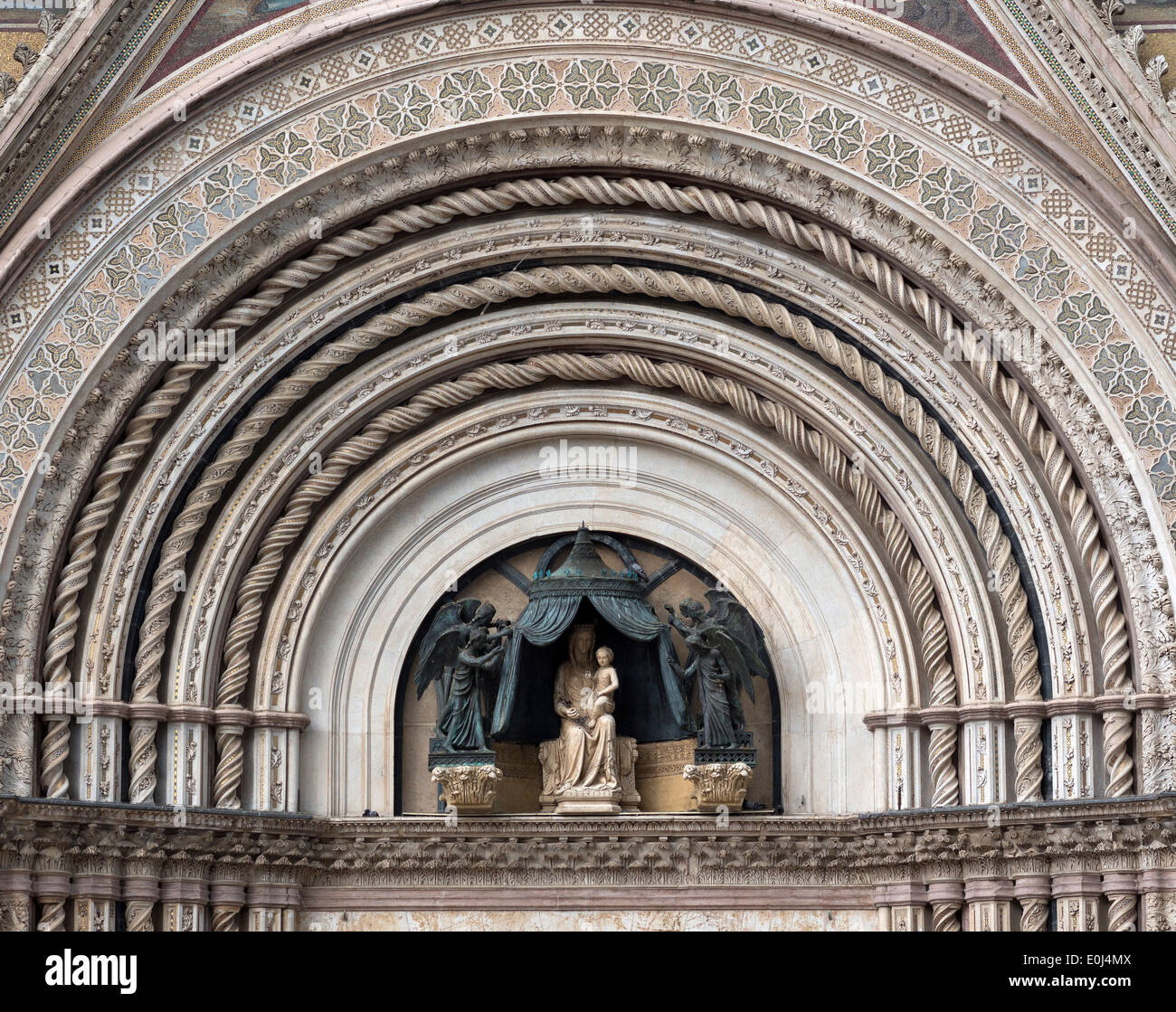 Détail de pierres sculptées et décoration en mosaïque sur la façade de la cathédrale d'Orvieto, Ombrie, Italie Banque D'Images
