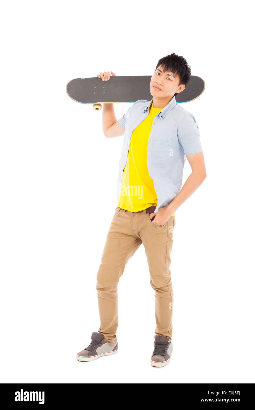Certain jeune homme debout et tenant un skateboard Banque D'Images