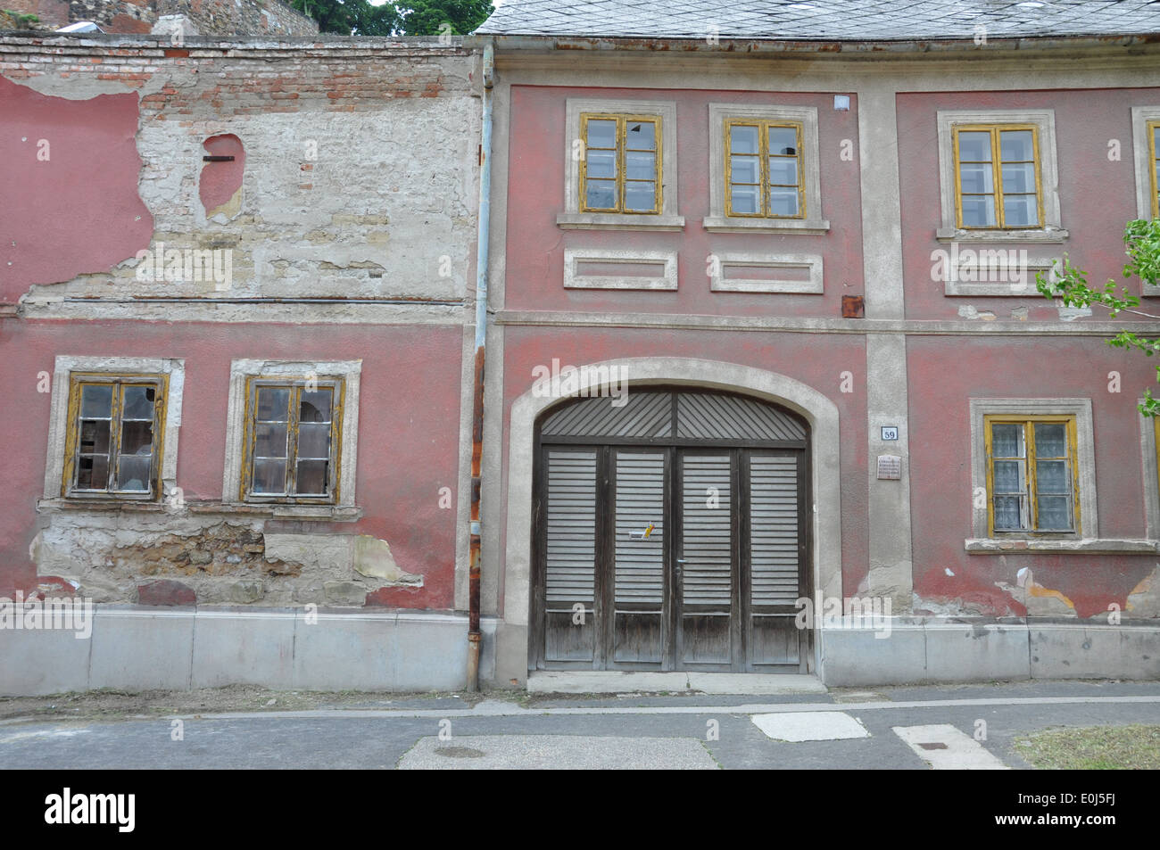 Vieux logements en besoin de réparations à Esztergom, Hongrie. Banque D'Images