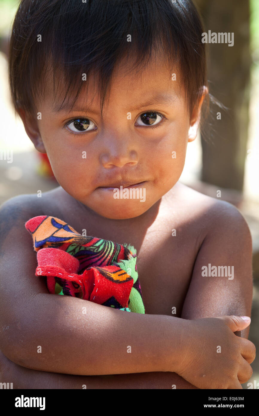 Les Indiens Embera enfant dans les Embera Puru village à côté de Rio Pequeni, République du Panama. Banque D'Images