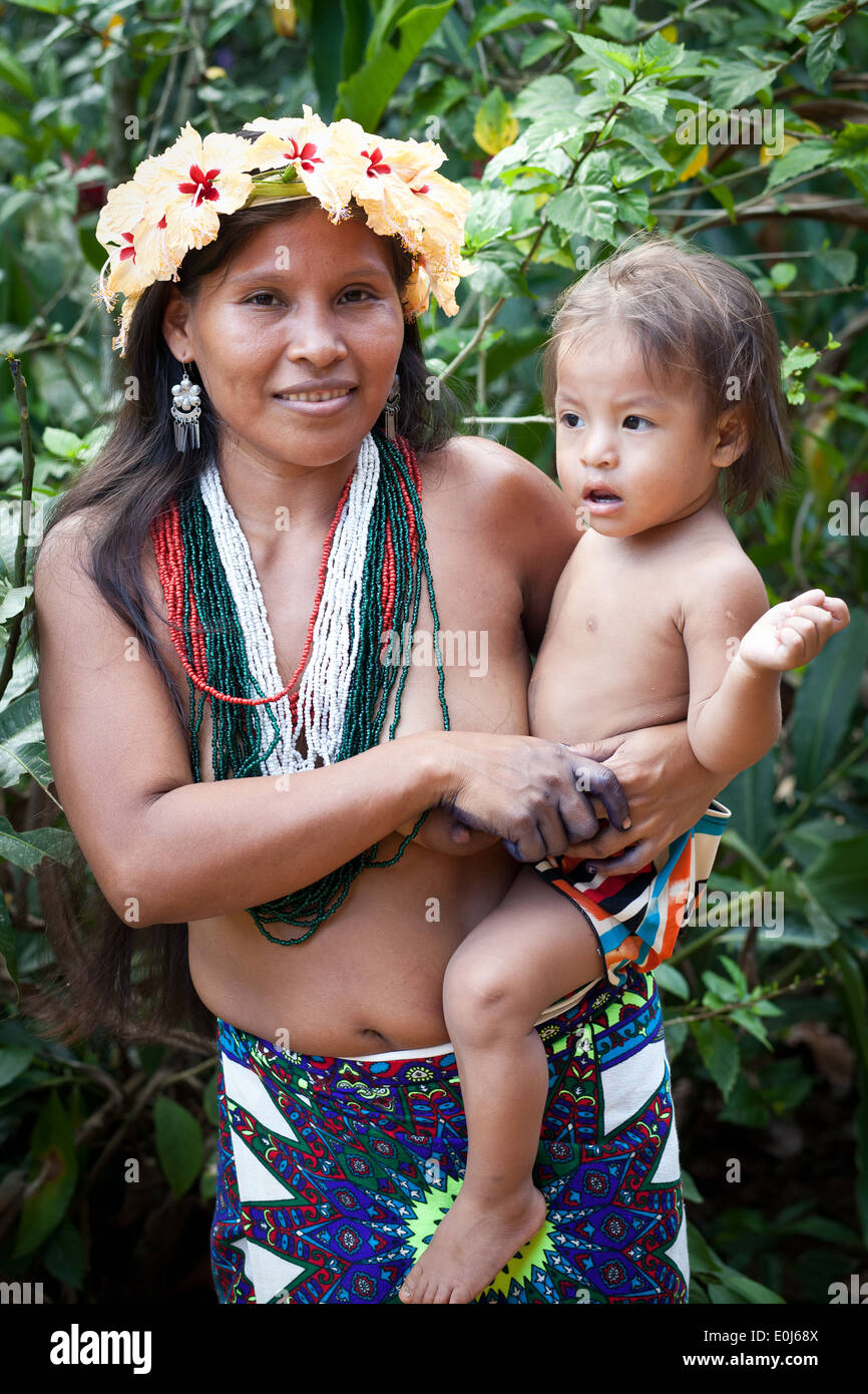 Les Indiens Embera femme et enfant dans les Embera Puru village à côté de Rio Pequeni, République du Panama. Banque D'Images