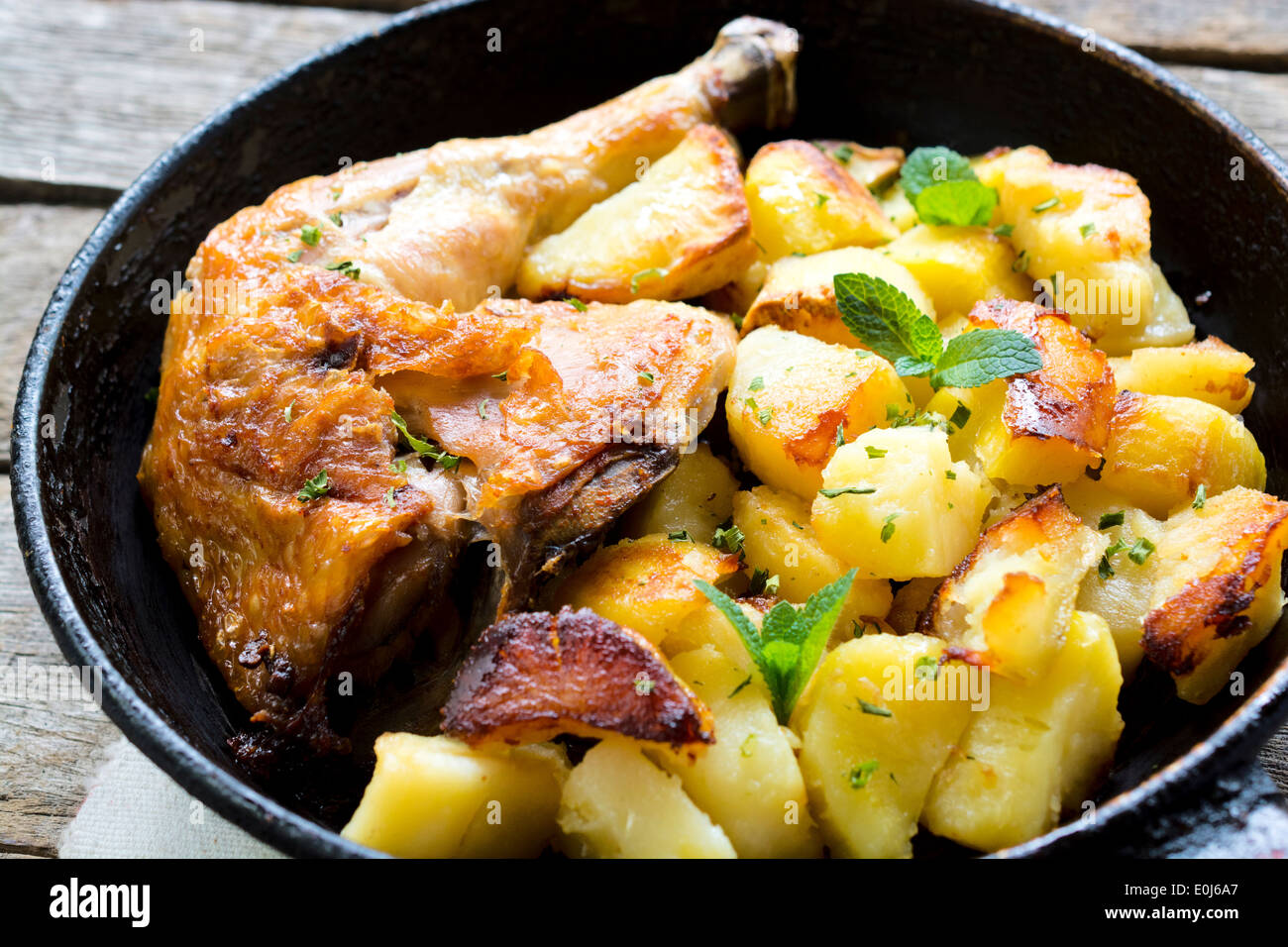 Cuisse de poulet rôti et pomme de terre au four à la poêle.focus