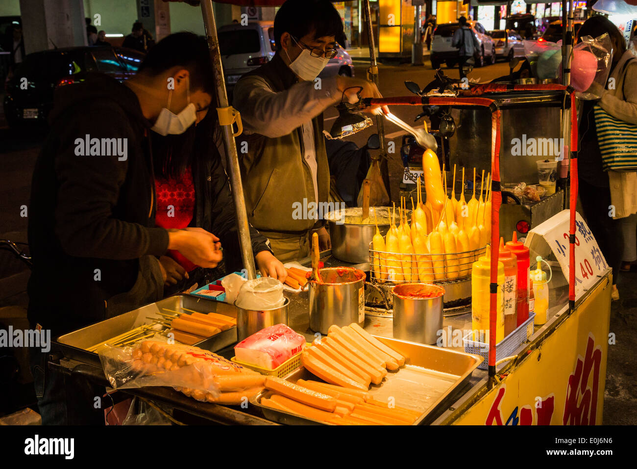 La cuisson des aliments à l'homme corndogs stand à Taiwan Banque D'Images