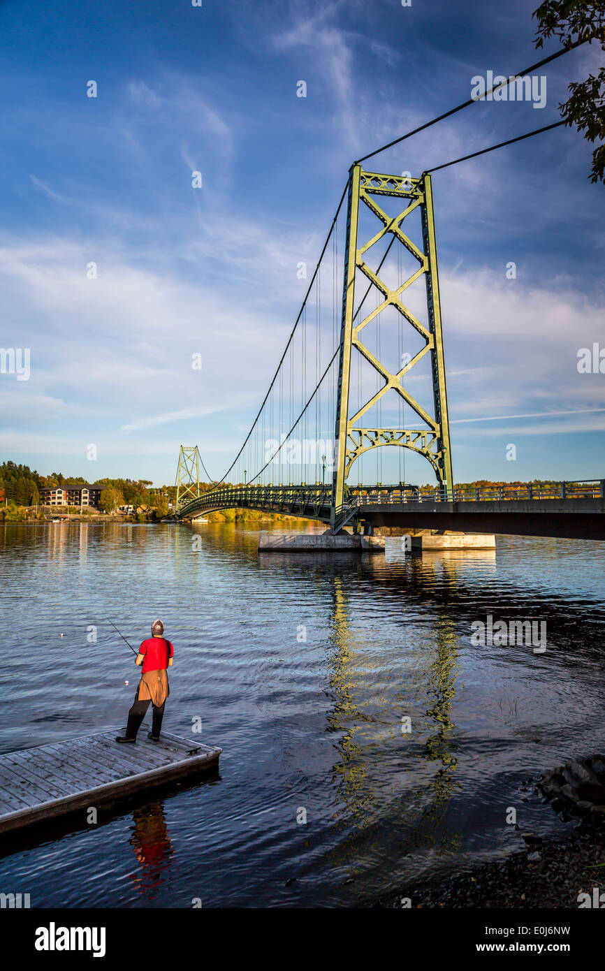 Le pont suspendu au-dessus de la rivière Saint-Maurice à Grand- simple, Québec, Canada. Banque D'Images