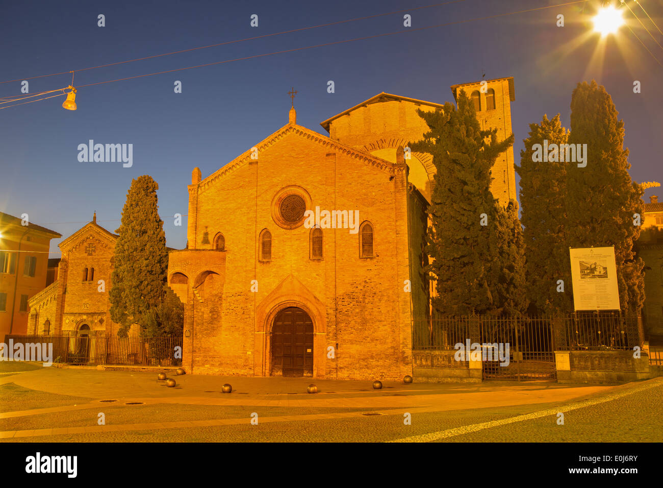 Bologna - Saint Stephen square ou la Piazza San Stefano dans le crépuscule du matin. Banque D'Images