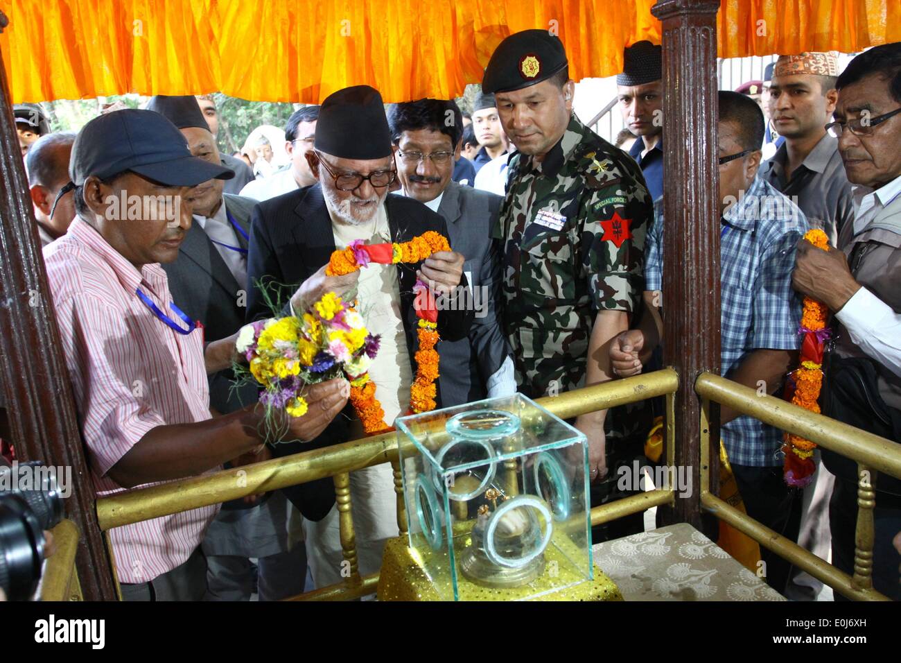 Katmandou, Népal. 14 mai, 2014. Premier Ministre népalais Sushil Koirala (C) offre des prières pour les reliques sacrées du Bouddha (Asthi) au cours de la Bouddha Jayanti 2558th Festival à Katmandou, Népal, 14 mai 2014. Bouddha Jayanti Festival est le festival le plus sacré des bouddhistes et est célébré avec beaucoup d'enthousiasme pour marquer le jour de la naissance de Bouddha, son atteint l'illumination et le nirvana. © Sunil Sharma/Xinhua/Alamy Live News Banque D'Images
