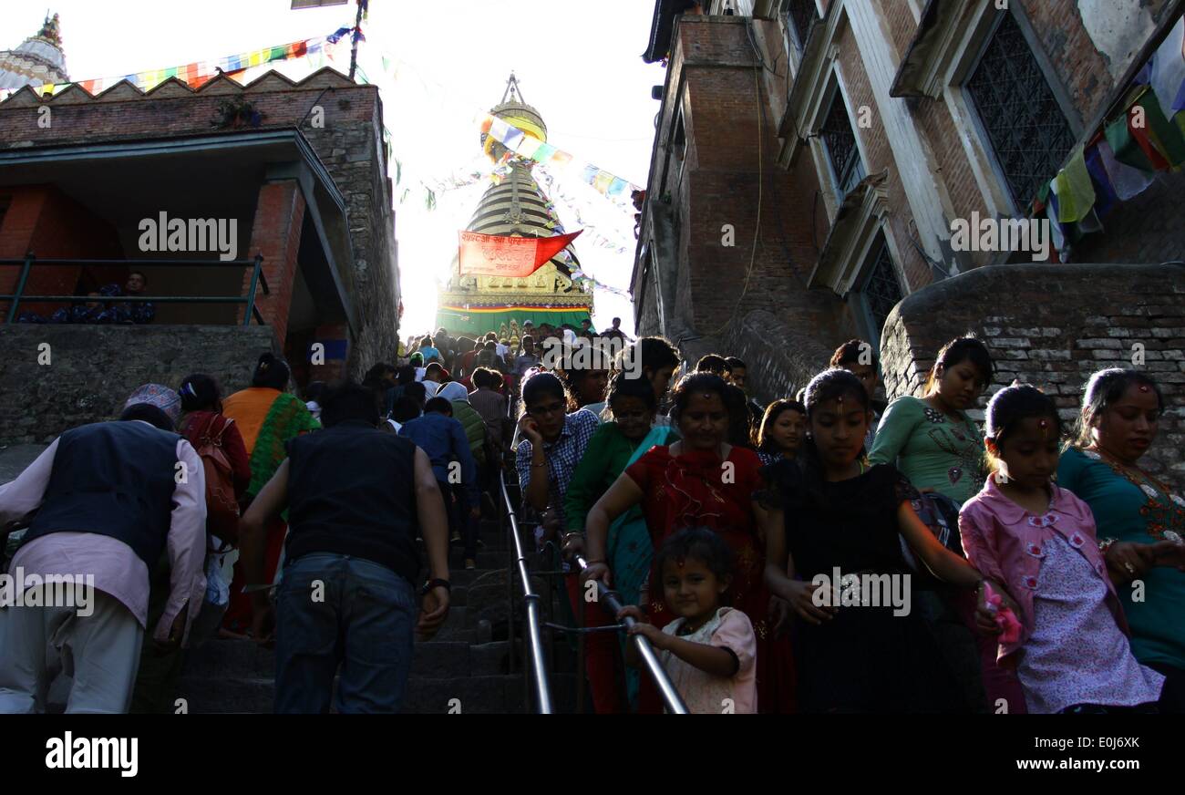 Katmandou, Népal. 14 mai, 2014. Les dévots se rassemblent pour offrir des prières pour marquer le Bouddha Jayanti 2558th Festival à Katmandou, Népal, 14 mai 2014. Bouddha Jayanti Festival est le festival le plus sacré des bouddhistes et est célébré avec beaucoup d'enthousiasme pour marquer le jour de la naissance de Bouddha, son atteint l'illumination et le nirvana. © Sunil Sharma/Xinhua/Alamy Live News Banque D'Images