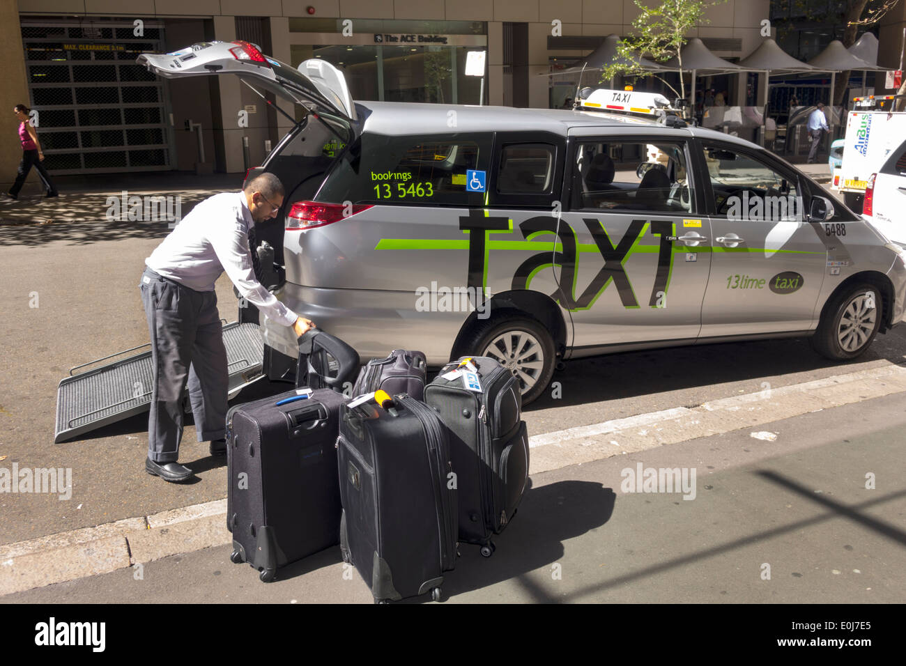 Taxi luggage Banque de photographies et d'images à haute résolution - Alamy