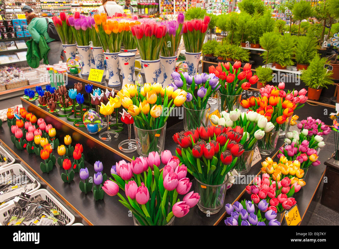 Hollande Amsterdam , Pays-Bas , ville , marché aux fleurs multicolores  boutique en bois en bois de couleur artificielle tulipe tulipes Photo Stock  - Alamy