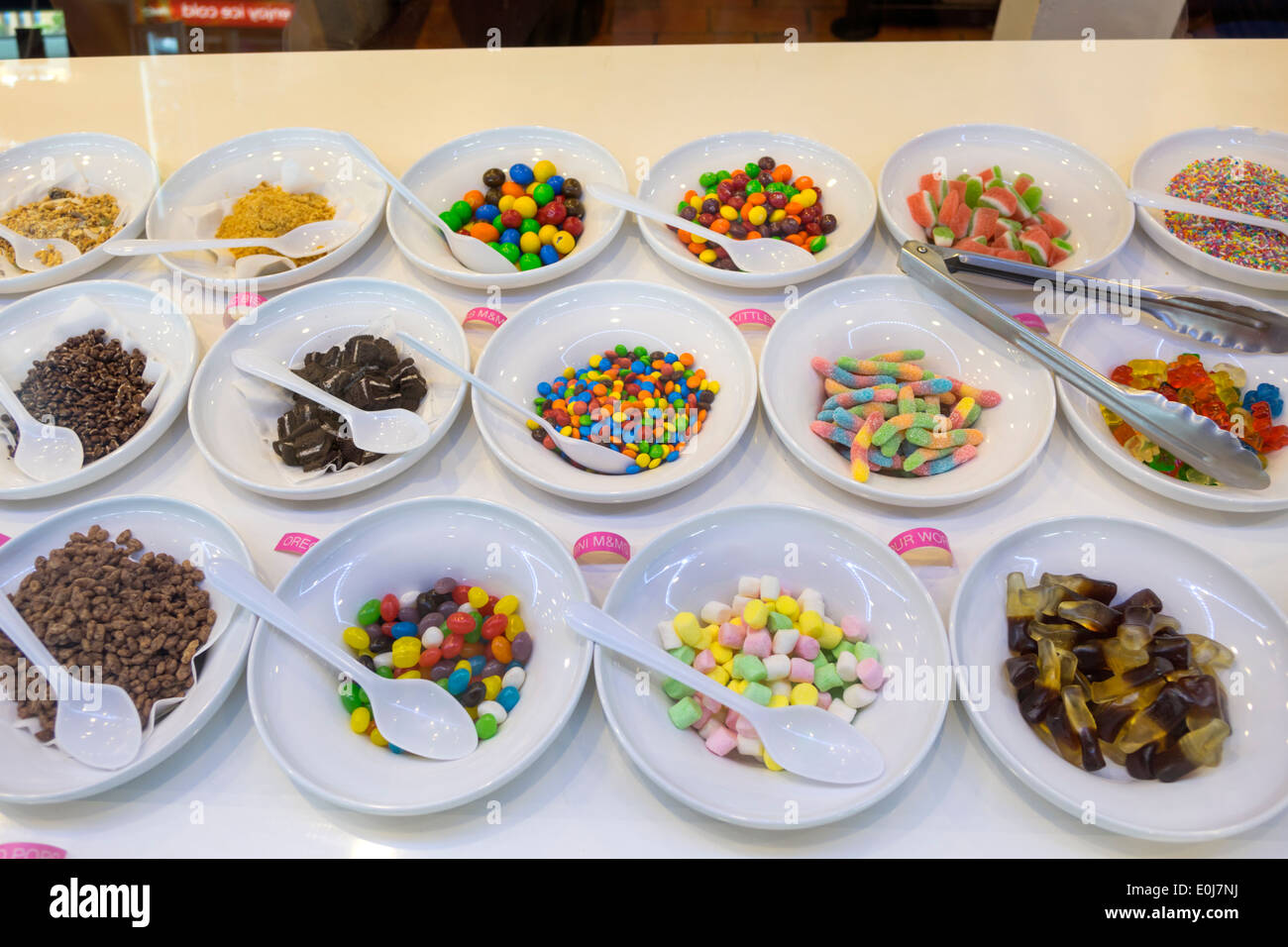 Sydney Australie, Pitt Street, Frozen Yogurt Cafe, bonbons, extras, garnitures, AU140310031 Banque D'Images