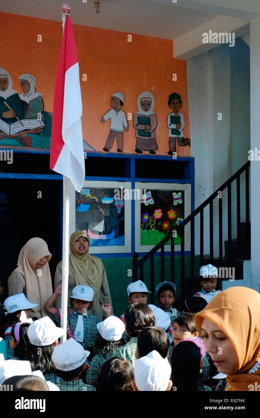 Les enfants de l'école primaire de l'Indonésie et leurs enseignants chanter l'hymne de la liberté l'Indonésie chaque lundi matin Banque D'Images