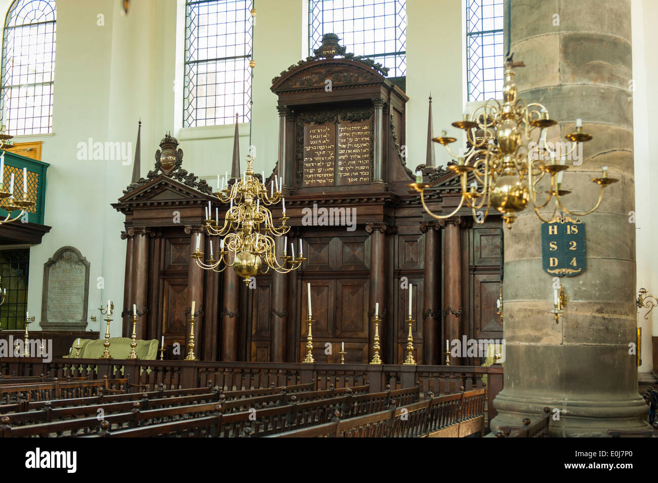 Holland , Pays-Bas Amsterdam city Portuguese Synagogue Sépharade Esnoga Snoge 17e c intérieur séfarade arche 1675 lustre Banque D'Images