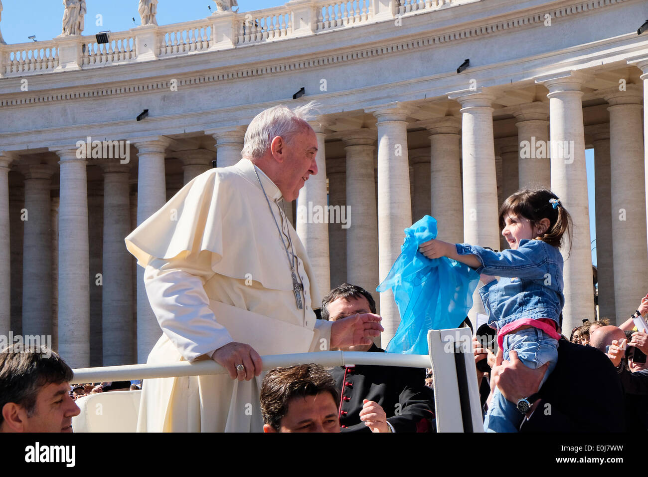 La Place Saint Pierre, la Cité du Vatican. 14 mai, 2014. Le pape François célèbre mercredi son audience générale sur la Place Saint-Pierre au Vatican. Credit : Realy Easy Star/Alamy Live News Banque D'Images