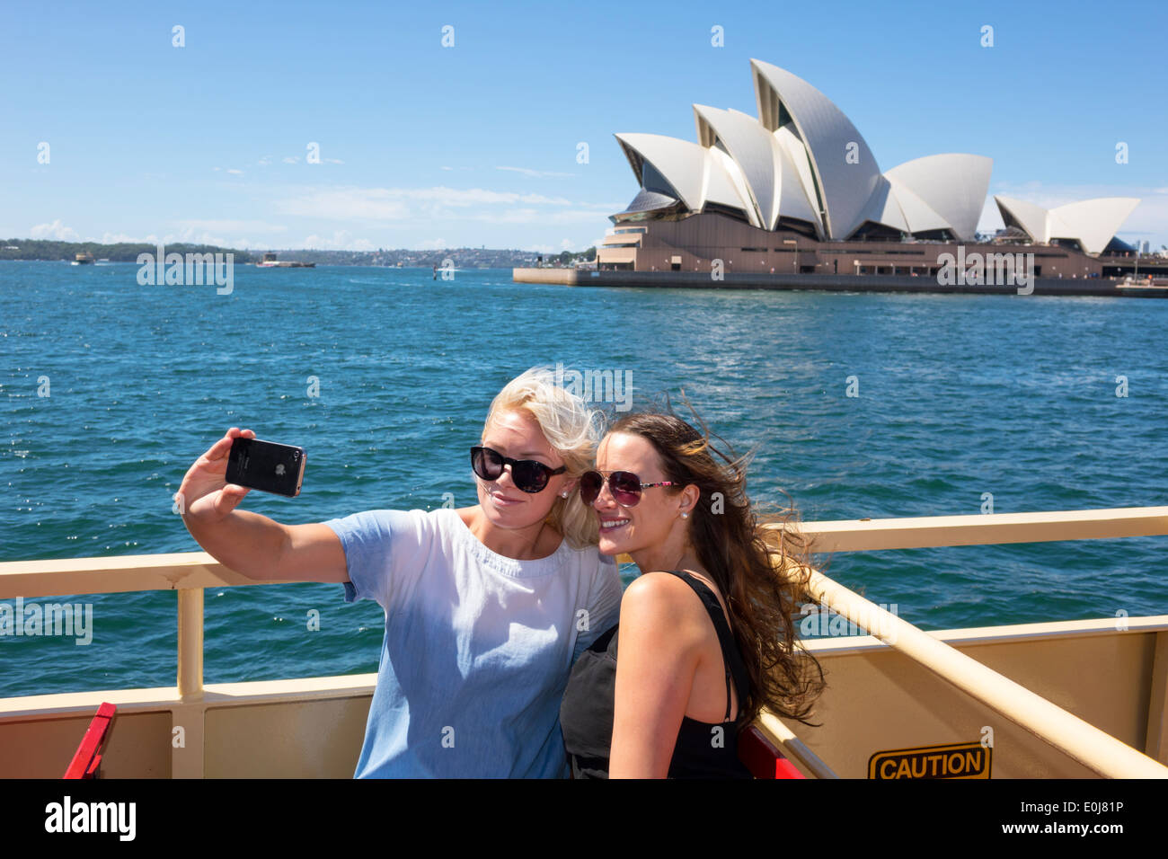 Sydney Australie,Sydney Ferries,Harbour,Harbour,Opera House,ferry,pont supérieur,riders,passagers motards,femme femme femme,amis,poser Banque D'Images