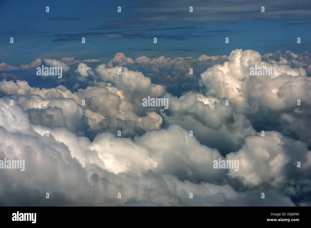 Vue à travers la fenêtre de l'avion Banque D'Images