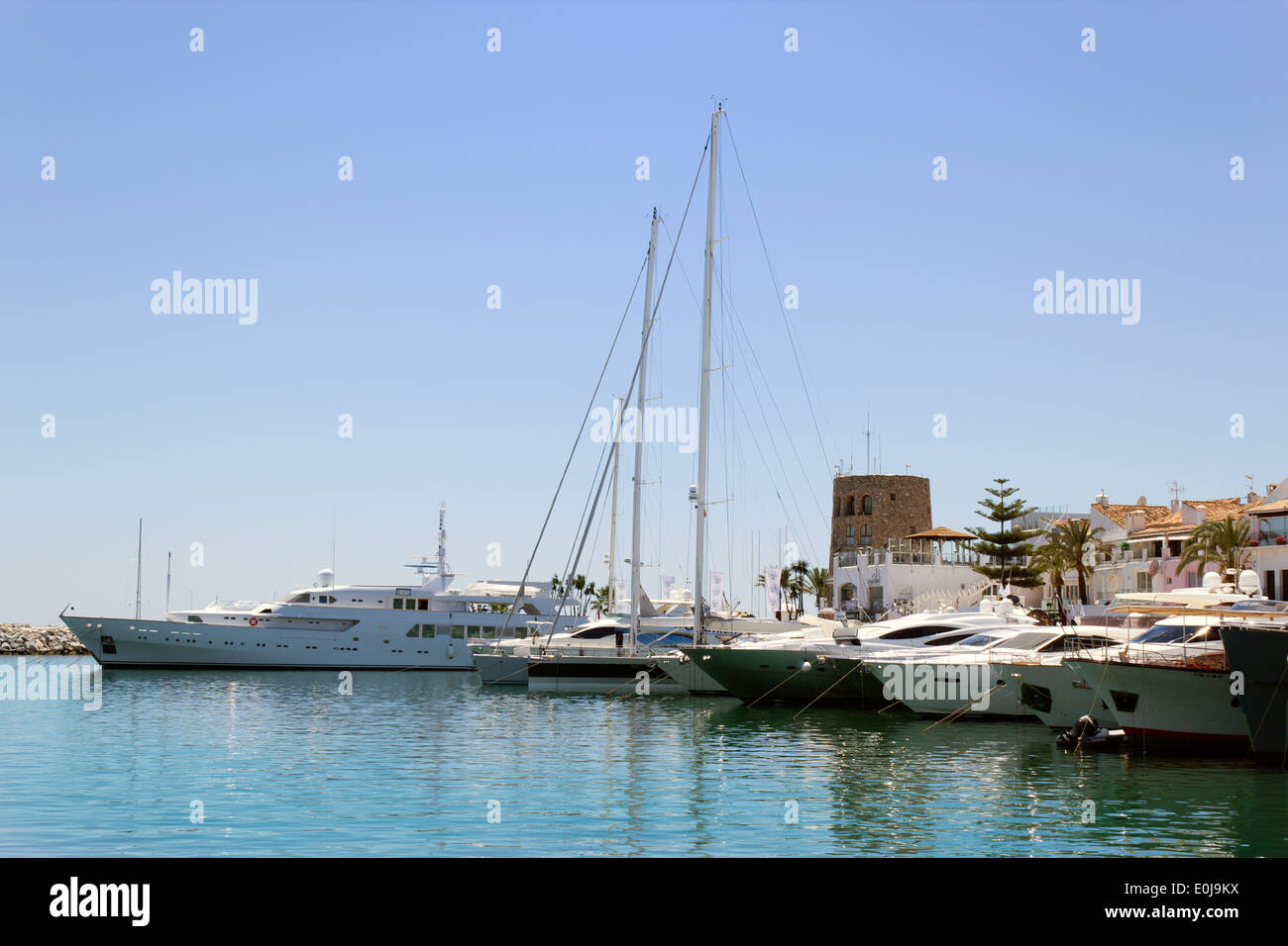 Puerto Banus, Marbella, Costa del Sol, Andalousie, espagne. Luxury yachts amarrés au port. Banque D'Images