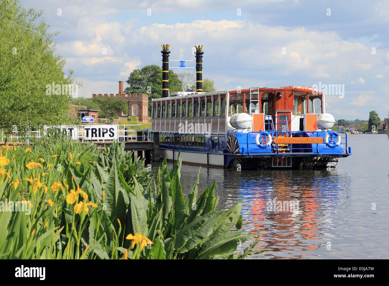 Hampton Court, Angleterre, Royaume-Uni. 14 mai 2014. C'était un jour chaud et ensoleillé dans le sud-ouest de Londres. Le bateau à aubes colorées 'nouveau traversier Southern Belle' est amarré sur les rives de la Tamise à côté de Hampton Court Palace, prêt à prendre des passagers vers Kingston. Credit : Julia Gavin/Alamy Live News Banque D'Images
