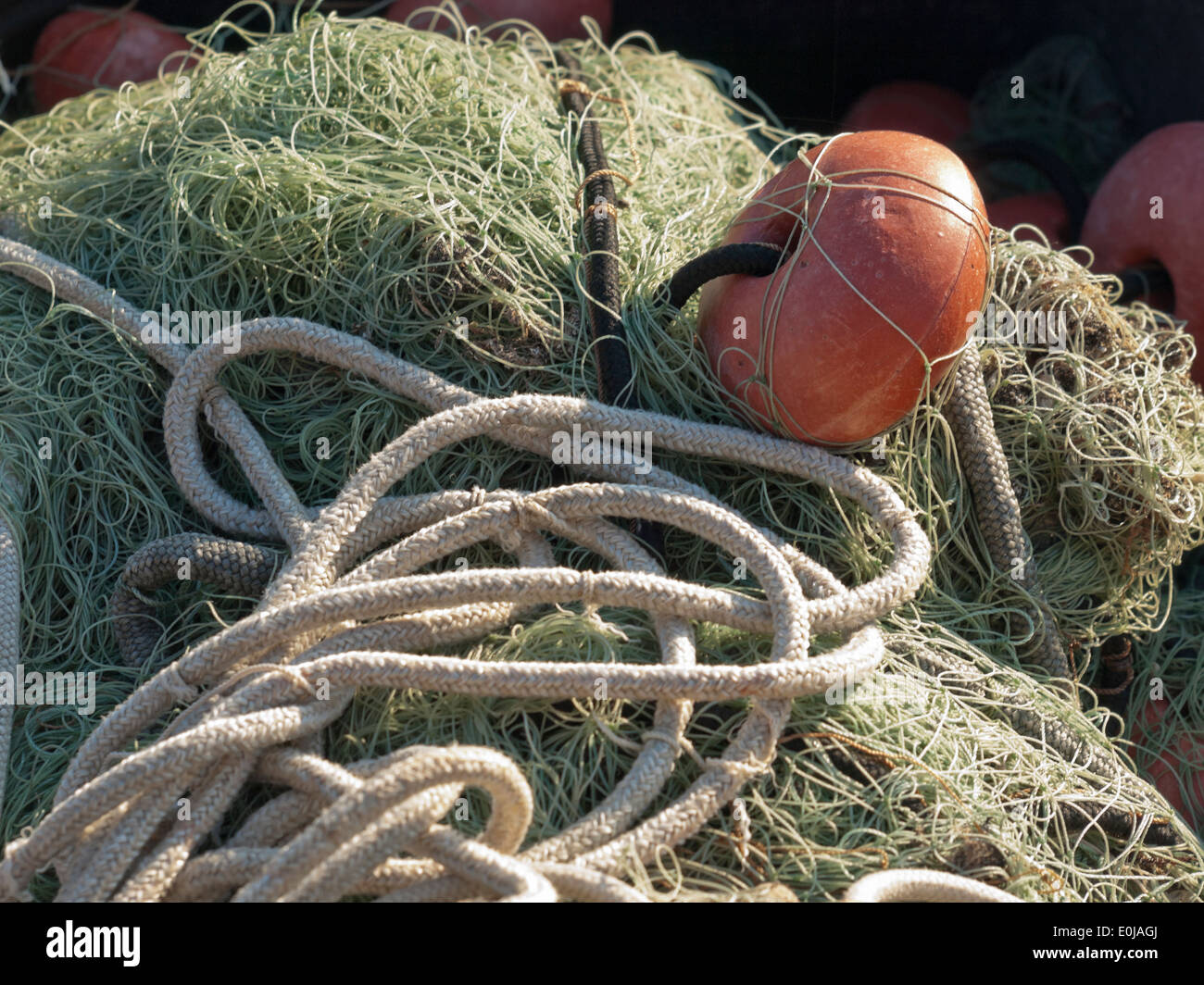 Ancien filet de pêche avec des bouées dans le port Banque D'Images