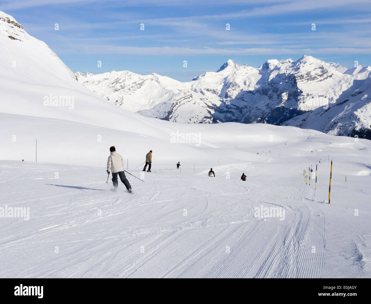 Ski skieurs Les Cascades vers le bas d'une piste bleue de 14 km dans le domaine skiable du Grand Massif dans les Alpes françaises. Flaine, Haute Savoie, France Banque D'Images