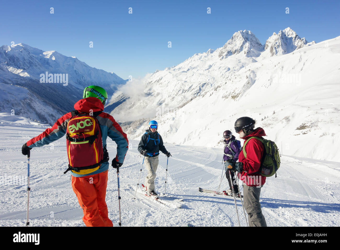 Guide de ski avalanche ABS avec sac à dos pour la sécurité sur les pistes de ski Le Tour à Chamonix-Mont-Blanc Haute Savoie France Europe Banque D'Images