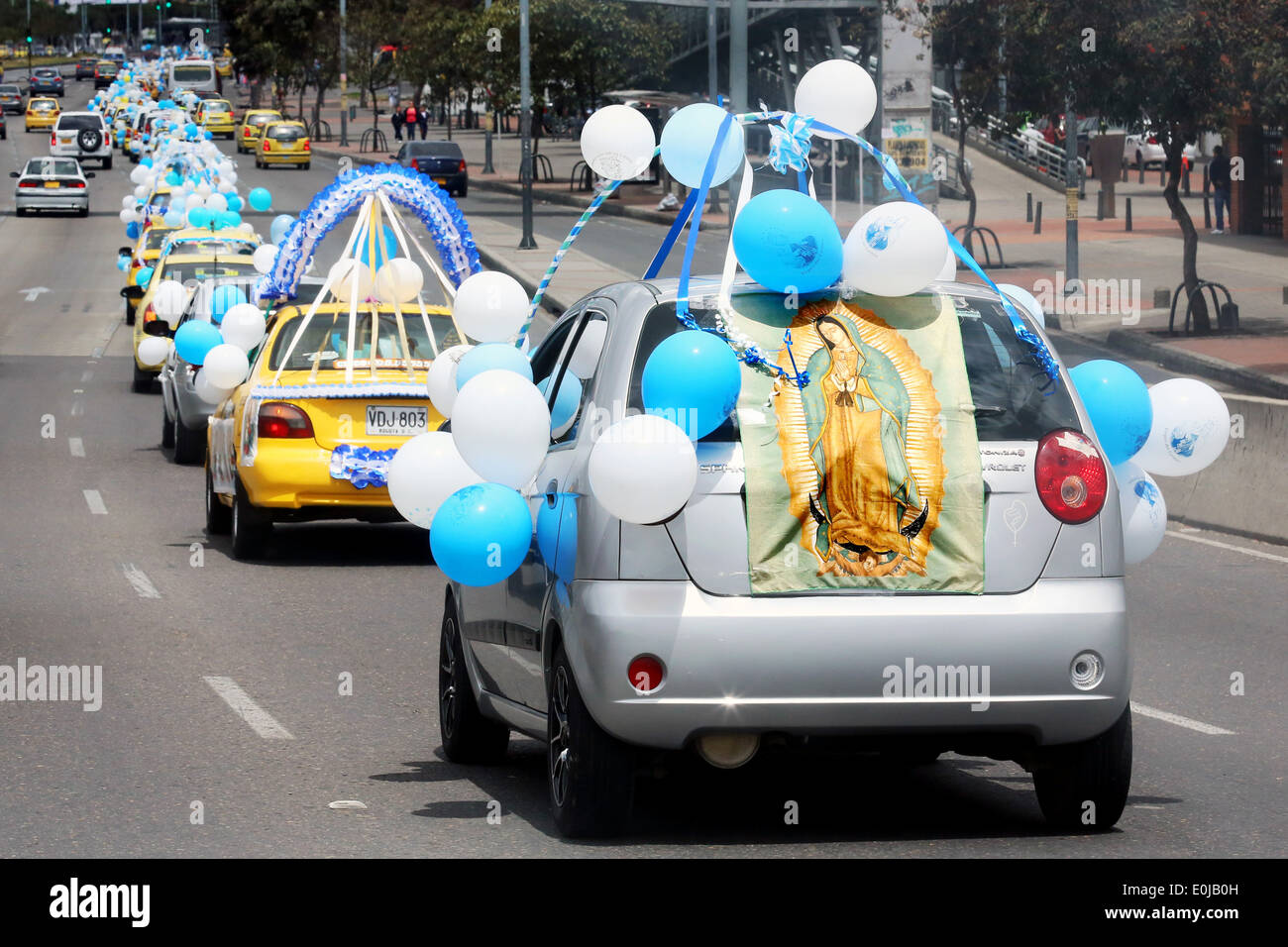 Défilé des taxis décorées avec des ballons et des statues de la Vierge Marie pour honorer la mère de Jésus Christ. Bogota, Colombie Banque D'Images