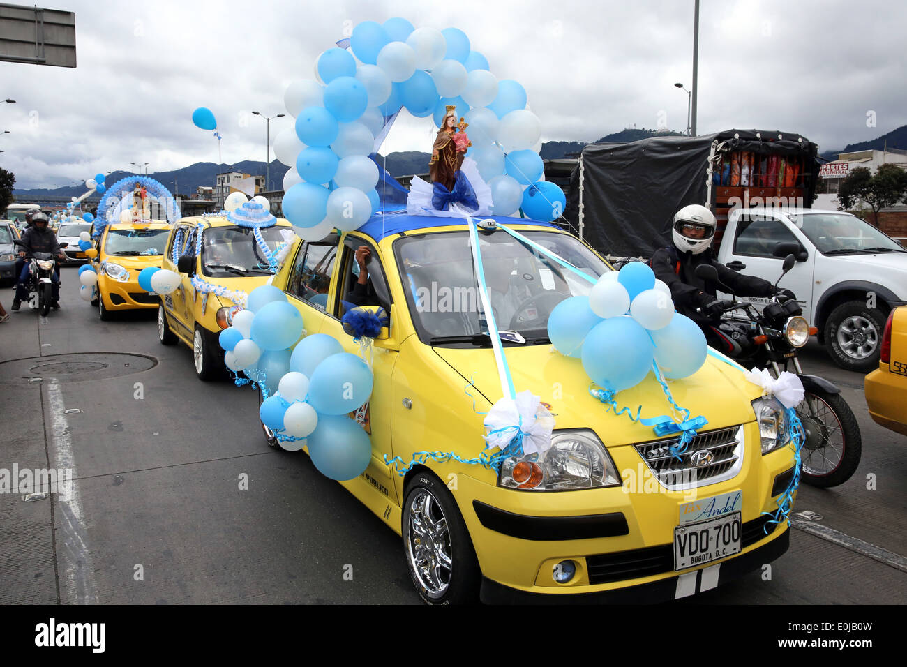 Défilé des taxis décorées avec des ballons et des statues de la Vierge Marie pour honorer la mère de Jésus Christ. Bogota, Colombie Banque D'Images